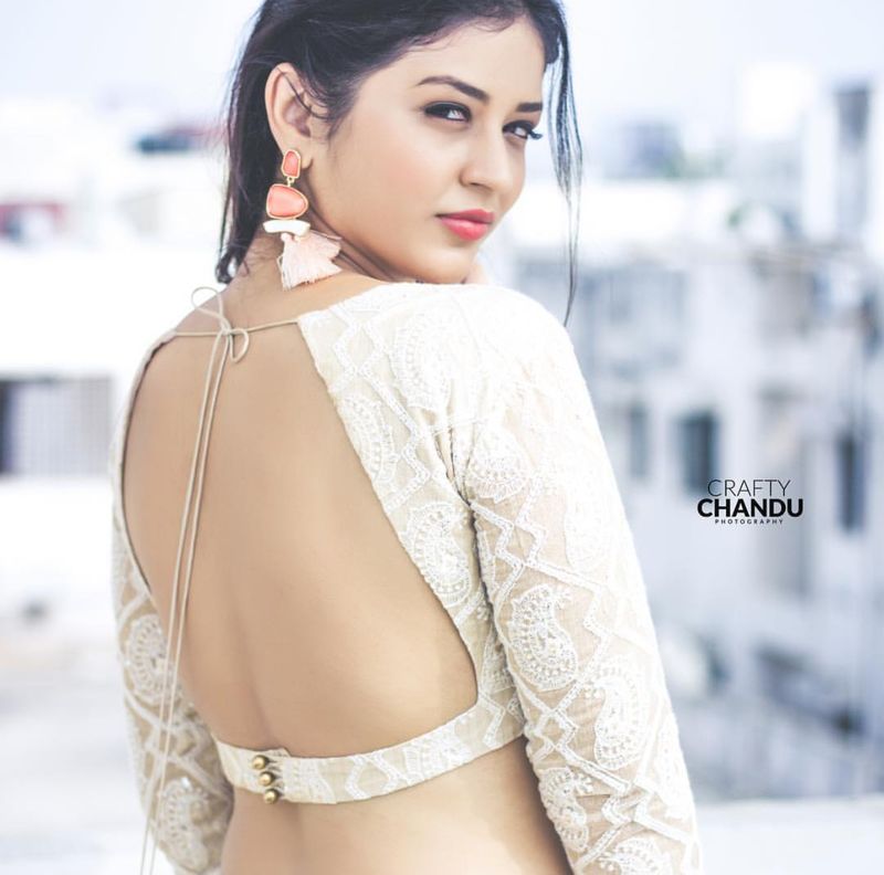 ஒல்லி பெல்லி இடுப்பை காட்டி ஓயாமல் ஆட்டம் போடும் ஜவால்கர் !! ஹாட் கிளிக்ஸ் உள்ளே....! 
