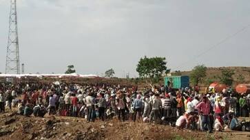 Migrants hurl stones at police in protest over food and transportation at Maharashtra border Migrants hurl stones at police in protest over food and transportation at Maharashtra border