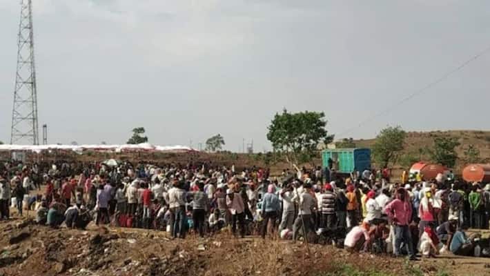 Migrants hurl stones at police in protest over food and transportation at Maharashtra border Migrants hurl stones at police in protest over food and transportation at Maharashtra border