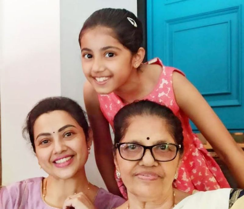 ரசிகர்களை சிரித்தே கவிழ்க்கும் நடிகை மீனா.... புகைப்படங்கள் உள்ளே !! 