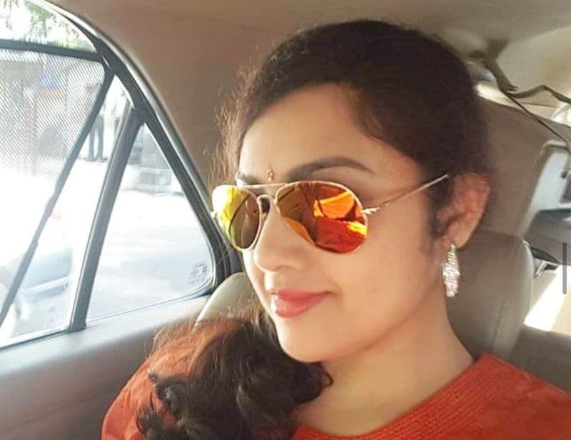 ரசிகர்களை சிரித்தே கவிழ்க்கும் நடிகை மீனா.... புகைப்படங்கள் உள்ளே !! 