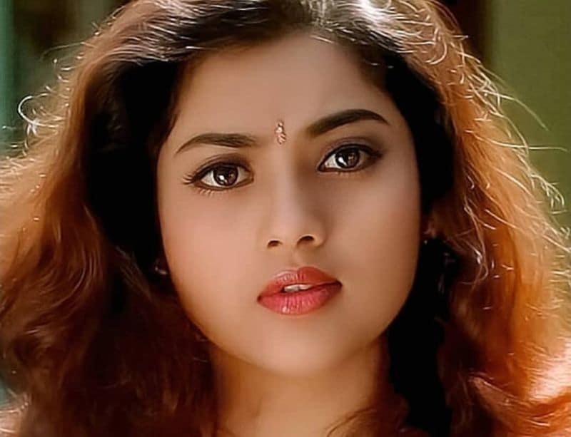ரசிகர்களை சிரித்தே கவிழ்க்கும் நடிகை மீனா.... புகைப்படங்கள் உள்ளே !! 