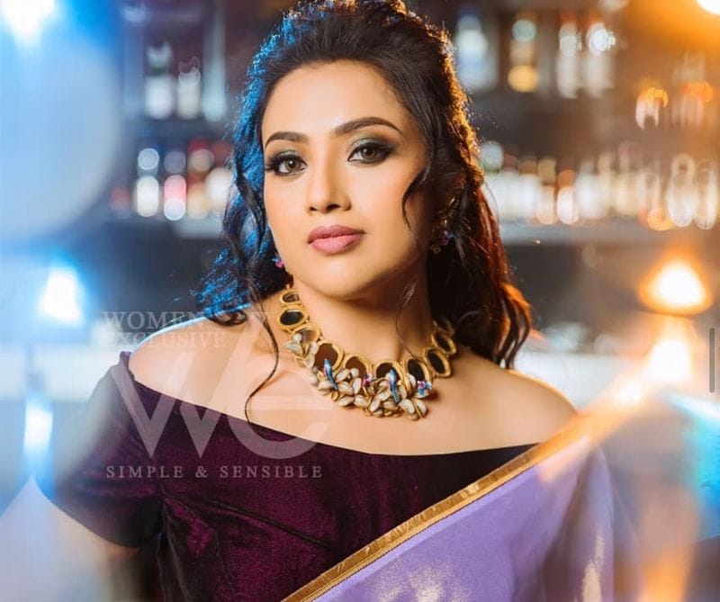 ரசிகர்களை சிரித்தே கவிழ்க்கும் நடிகை மீனா.... புகைப்படங்கள் உள்ளே !! 