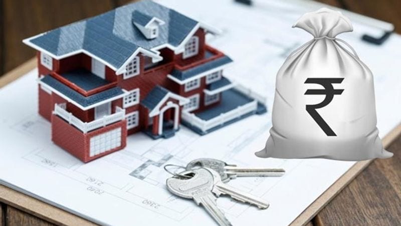 सरकार ने क्या घोषणा की
इसी के तहत सब्सिडी लिंक होम लोन स्कीम यानी प्रधानमंत्री आवास योजना में भी सरकार ने एक जरूरी बदलाव किया है। ये योजना तीन साल पहले शुरू की गई थी जो इसी साल मार्च में खत्म हो गई थी। मगर केंद्र सरकार ने योजना की अवधि एक साल और बढ़ाने का निर्णय लिया है। अब इसे मार्च 2021 तक बढ़ा दिया गया है।
