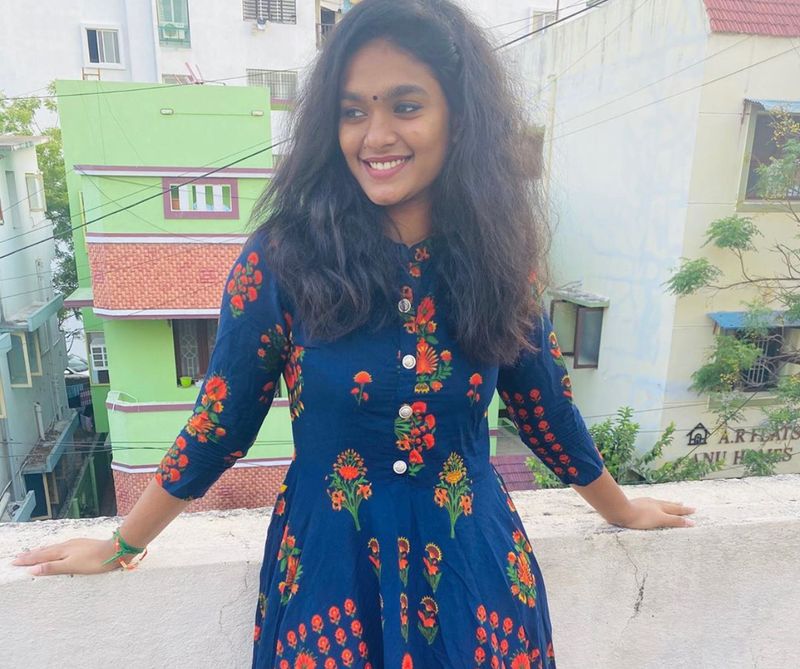 சீரியலில் பட்டிக்காடு நேரில் செம்ம மாடர்ன் !! சீரியல் நடிகை நக்ஷத்ராவின் போட்டோ கேலரி ! 