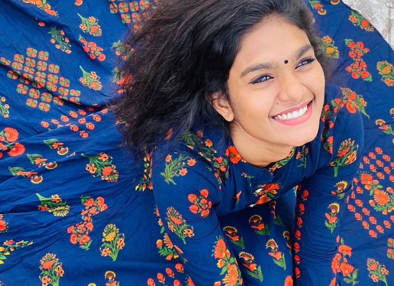 சீரியலில் பட்டிக்காடு நேரில் செம்ம மாடர்ன் !! சீரியல் நடிகை நக்ஷத்ராவின் போட்டோ கேலரி ! 