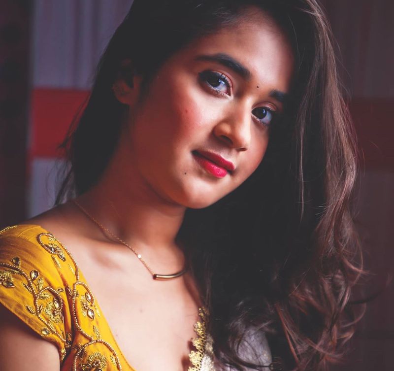 டிக் டாக் முதல் தெலுங்கு பிக் பாஸ் வரை... கலக்கும் தீப்தி சுனைனா போட்டோ கேலரி ! 