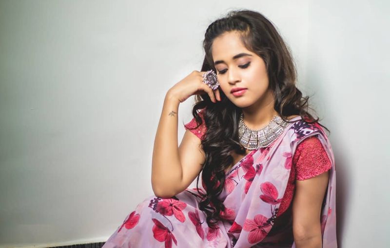 டிக் டாக் முதல் தெலுங்கு பிக் பாஸ் வரை... கலக்கும் தீப்தி சுனைனா போட்டோ கேலரி ! 
