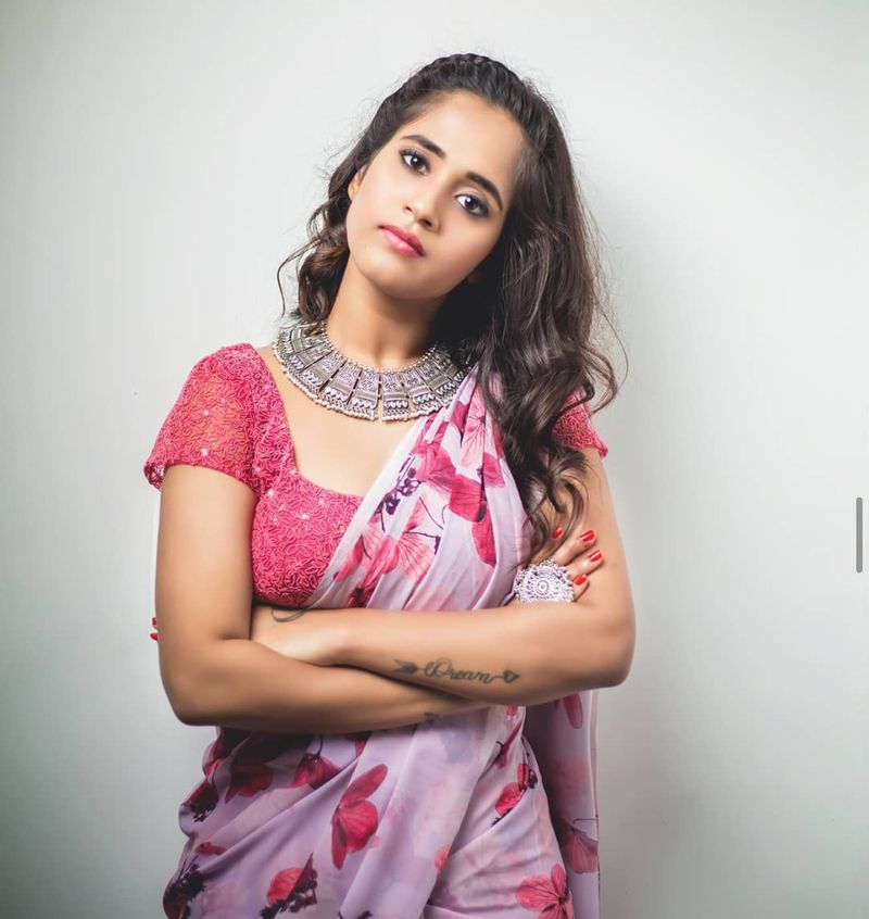 டிக் டாக் முதல் தெலுங்கு பிக் பாஸ் வரை... கலக்கும் தீப்தி சுனைனா போட்டோ கேலரி ! 