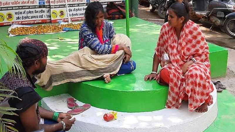 पिंकी ने बताया कि उसके एक बेटा अमन मछुआ ( 12 ) और दो पुत्री सिम्मी मछुआ (8) और वर्षा मछुआ (6) हैं। इनमें से वर्षा अब नहीं रही। ये तीनों बच्चे उसके पहले पति सोनू मछुआ से हैं। बेटा पहले पिता के साथ रहता है। उसने डेढ़ साल पहले सागर से लवमैरिज की थी। उसका पहला पति प्रताड़ित करता था। पिंकी की पहली भी लवमैरिज थी। यह शादी 13 साल पहले हुई थी। पिंकी अभी 6 माह की गर्भवती है। आगे पढ़ें एक नई घटना-पिता ने ली बेटे की जान..
