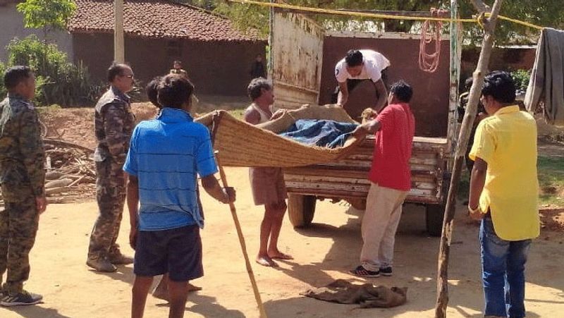 यह सनसनीखेज मामला पिछले दिनों गुमला में सामने आया था। यहां 45 वर्षीय ऐरिनियुस कुजूर की उसके ही भतीजे 20 वर्षीय धुर्व कुजूर ने हत्या कर दी थी। आरोपी ने बताया कि मृतक शराब के नशे में उसकी मां को छेड़ रहा था। इससे उसे गुस्सा आ गया। आगे पढ़ें.. मां बनी हत्यारी
