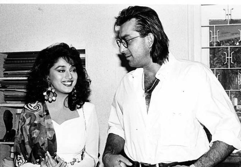 অন্যদিকে অভিনেত্রী মন্দাকিনীর সঙ্গে দাউদ ইব্রাহিমের প্রেম। পরিচালক করণ জোহার আবু সালেমের থেকে প্রাণের হুমিকও পেয়েছিলেন।