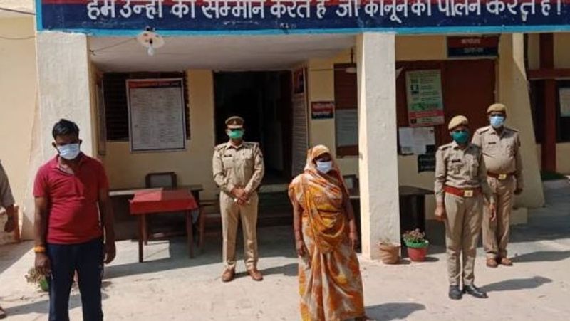 यह घटना यूपी के बदायूं जिले के मूसाझाग थाना क्षेत्र के गुलड़िया गांव की है। यहां एक मां ने अपने प्रेमी के साथ मिलकर 4 साल के मासूम की हत्या कर दी थी। बच्चा खेलते वक्त लापता हो गया था। दूसरे दिन गड्ढे में लाश मिली थी। बताते हैं कि आरोपी महिला के पति की उम्र उससे दोगुनी है। इसलिए वो पड़ोसी सौरभ से प्यार करने लगी थी। बच्चा उनके इस अवैध संबंध में आड़े आ रहा था।