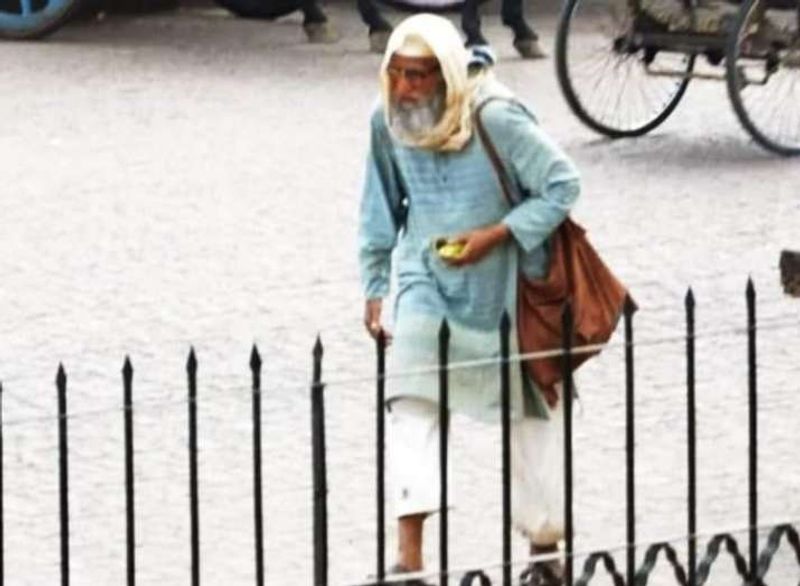 ছবি নিয়ে দীর্ঘদিন ধরে চর্চা চলেই আসছে। ছবিতে পুরো অন্য লুকে নজর কেড়েছেন বলিউডের শাহেনশাহ অমিতাভ বচ্চন।