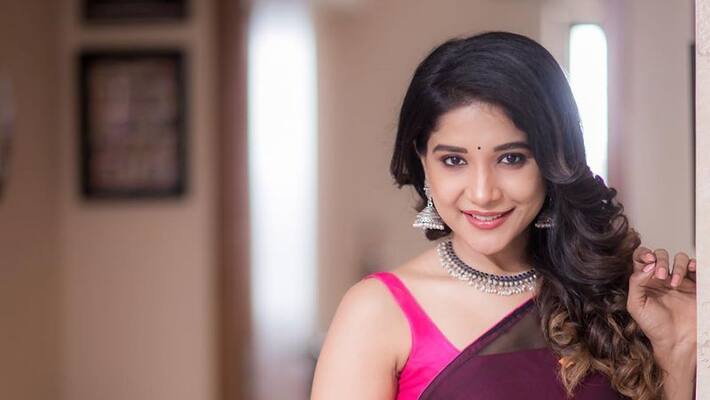 Netizens Slams Big Boss Fame Sakshi Agarwal For Posting Kiss T-Shirt Photo in Instagram Netizens Slams Big Boss Fame Sakshi Agarwal For Posting Kiss T-Shirt Photo in Instagram