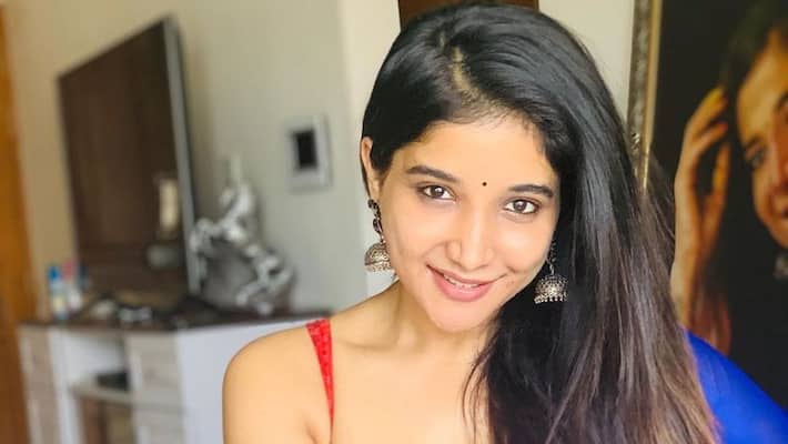Netizens Slams Sakshi agarwal For Posting Hot Saree Photos in Instagram Netizens Slams Sakshi agarwal For Posting Hot Saree Photos in Instagram