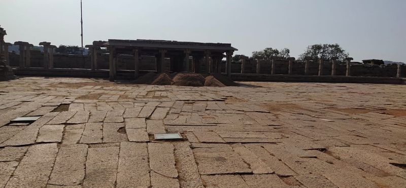 ಗುತ್ತಿಗೆದಾರರಿಂದ ಬೇಕಾ ಬಿಟ್ಟಿಯಾಗಿ ಕಾಮಗಾರಿ ನಡೆಸುತ್ತಿದ್ದರೂ, ಕಣ್ಣು ಮುಚ್ಚಿ ಕುಳಿತಿರುವ ಭಾರತೀಯ ಪುರಾತತ್ವ ಇಲಾಖೆ