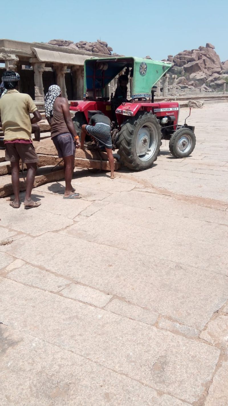 ವಿಜಯ ವಿಠ್ಠಲ ದೇವಸ್ಥಾನದ ಸಂಕೀರ್ಣದಲ್ಲಿ ಟ್ರಾಕ್ಟರ್ ಬಳಸಿ ಕಾಮಗಾರಿ ನಡೆಸಿರುವ ಗುತ್ತಿಗೆದಾರ