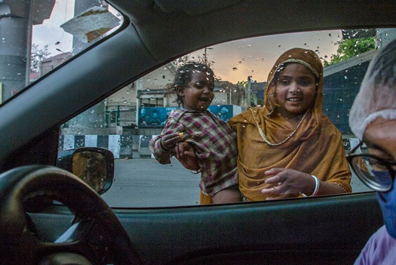 മാർച്ച് 9 -നാണ് മഹാരാഷ്ട്രയിലെ ആദ്യത്തെ പോസിറ്റീവ് കേസ് റിപ്പോർട്ട് ചെയ്യപ്പെടുന്നത്. കൃത്യം നാലാഴ്ചക്കുള്ളിൽ ഒന്നിൽ നിന്ന് കേസുകളുടെ എണ്ണം ആയിരം കടക്കുന്നു. 