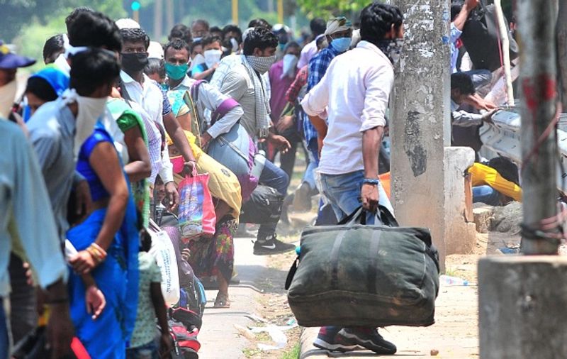 ഇതിനിടെയാണ് ഇന്ത്യയിലെ റെഡ് സോണുകളില് നിന്നടക്കമുള്ള തൊഴിലാളികള് സ്വന്തം ഗ്രാമങ്ങളിലേക്ക് പോകണമെന്ന ആവശ്യമുയര്ത്തി ലോക്ഡൗണ് സംഘിച്ച് തെരുവുകളിലേക്ക് ഇറങ്ങിയത്. 