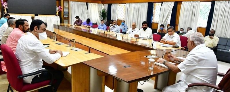 ಎಸ್ ಯಡಿಯೂರಪ್ಪ ಅವರು ತಮ್ಮ ಸಚಿವ ಸಂಪುಟದ ಸಹೋದ್ಯೋಗಿಗಳೊಂದಿಗೆ ಗೃಹ ಕಚೇರಿ ಕೃಷ್ಣಾದಲ್ಲಿ ಸಭೆ ನಡೆಸಿದರು. ಬಳಿಕ ಸುದ್ದಿಗಾರರೊಂದಿಗೆ ಮಾತನಾಡಿ ಮೂರನೇ ಪ್ಯಾಕೇಜ್ ಘೋಷಿಸಿದರು.