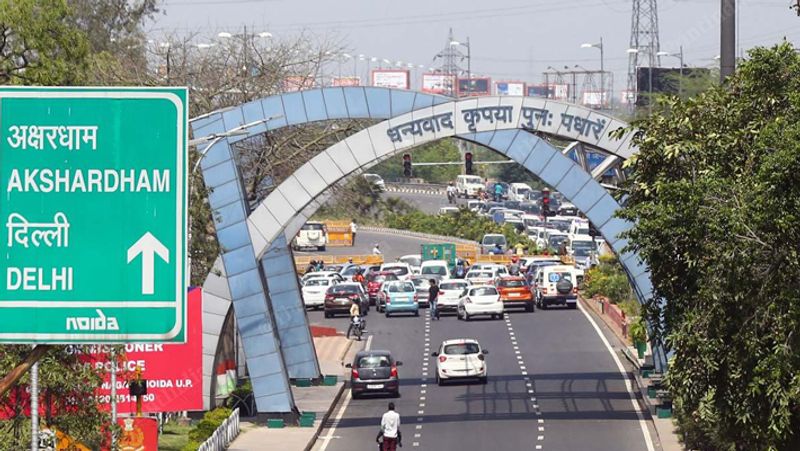 जानकारी के मुताबिक उत्तर प्रदेश राज्य सड़क परिवहन निगम ने दिल्ली के इंटरनेशनल एयरपोर्ट से नोएडा या गाजियाबाद तक के लिए खास टैक्सी सेवा का इंतजाम किया है। परिवहन निगम के अनुसार हवाई अड्डे से 250 किलोमीटर के दायरे में किसी भी जगह जाने पर टैक्सी 10,000 रुपए का किराया वसूलेगा। अगर आप सामान्य टैक्सी की बजाए एसयूवी लेते हैं तो इसका किराया 12,000 रुपये देना होगा। इस बाबत यूपी परिवहन सचिव ने नोएडा और गाजियाबाद प्रशासन को पत्र भी भेजा है।