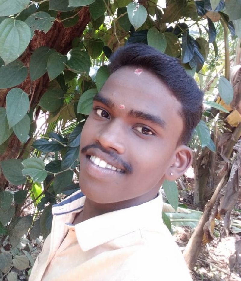 ಈತನಿಗೆ ಎಡ ಕಾಲಿಲ್ಲ. ಕೃತಕ ಕಾಲು ಬಳಸಿ ಸಮರ್ಥವಾಗಿ ಯಕ್ಷಗಾನದ ಕುಣಿತ ಈತನ ತಾಕತ್ತು. ಈತ ಮನೋಜ್ ಕುಮಾರ್. 17ರ ಹರೆಯದ ಚಿಗುರು ಮೀಸೆಯ ಯುವಕ ಬೆಳ್ತಂಗಡಿ ತಾಲೂಕಿನ ವೇಣೂರು ನಿವಾಸಿ. ವೇಣೂರು ಸರ್ಕಾರಿ ಕಾಲೇಜಿನ ದ್ವಿತೀಯ ಪಿ.ಯು. ವಿದ್ಯಾರ್ಥಿ. 6ನೇ ಕ್ಲಾಸಿನಲ್ಲಿದ್ದಾಗ ಈತನ ಎಡಕಾಲು ಗ್ಯಾಂಗ್ರಿನ್ ಗೆ ತುತ್ತಾಗಿ ಕಾಲನ್ನು ಮೊಣಕಾಲಿನಿಂದ ಕೆಳಗೆ ಶಸ್ತ್ರಕ್ರಿಯೆ ಮೂಲಕ ಕತ್ತರಿಸಲಾಯಿತು.