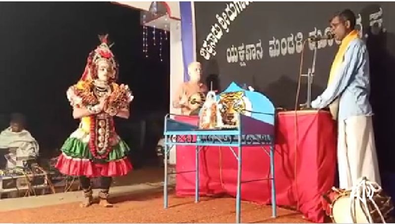 ಹೈಸ್ಕೂಲಿನಲ್ಲಿ ಪ್ರಾಂಶುಪಾಲರಾಗಿದ್ದ ವೆಂಕಟೇಶ ತುಳುಪುಲೆ ಅವರು ಆರಂಭದ ಗುರುಗಳು, ಬಳಿಕ ರಮೇಶ್ ಶೆಟ್ಟಿ ಪಡ್ಡಂದಡ್ಕ, ಭಾಗವತಿಕೆಯಲ್ಲಿ ಪ್ರಮೋದ ಅಂಡಿಂಜೆ ತರಬೇತಿ ನೀಡಿದ್ದಾರೆ. ವೇಣೂರು ಕಲಾಕಾರ ಹವ್ಯಾಸಿ ಯಕ್ಷಗಾನ ಕಲಾಸಂಘದ ಸಕ್ರಿಯ ಸದಸ್ಯ, ಅಲ್ಲಿ ಪ್ರಭಾಕರ ಪ್ರಭು ಗುರುಗಳು.