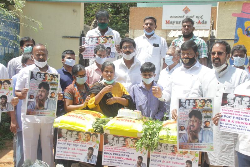 ಅರ್ಥಪೂರ್ಭವಾಗಿ ಡಿಕೆಶಿ ಜನ್ಮದಿನ ಆಚರಿಸಿದ ಕಾಂಗ್ರೆಸ್ ಕಾರ್ಯಕರ್ತರು