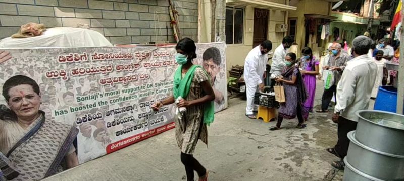 ಲಾಕ್ ಡೌನ್ ಕಾರಣಕ್ಕೆ ಸಂಕಷ್ಟದಲ್ಲಿರುವ ಜನರಿಗೆ ಆಹಾರ ವಿತರಣೆ ಮಾಡಲಾಯಿತು.