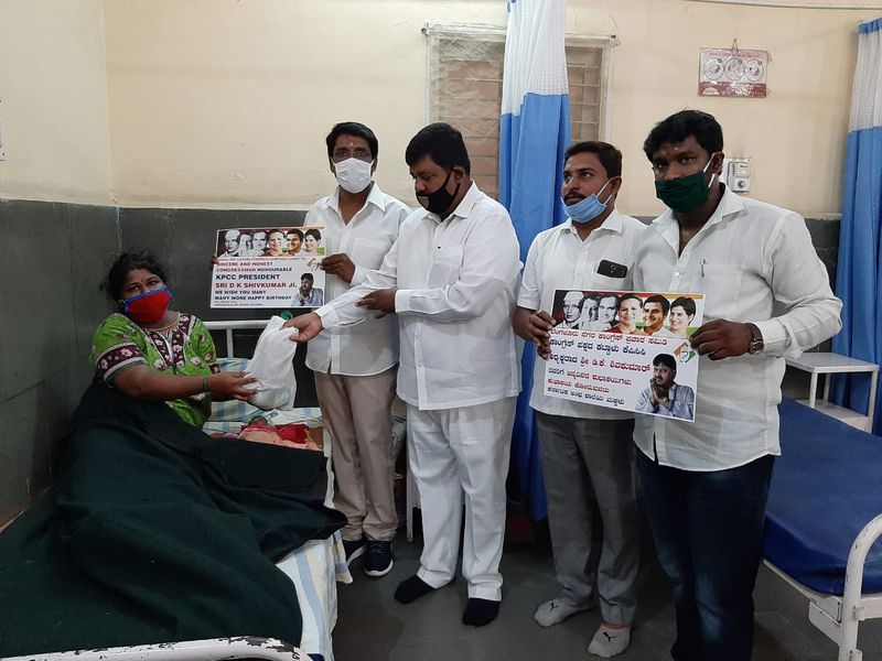 ನಾಗರಾಜ್ ಸ್ಮಾರಕ ಹೆರಿಗೆ ಆಸ್ಪತ್ರೆಯಲ್ಲಿ ಗರ್ಭಿಣಿಯರಿಗೆ ಹಾಲು ಹಣ್ಣು ವಿತರಿಸಲಾಯಿತು.