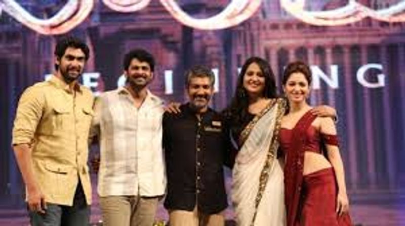 In the video, Prabhas, Tamannaah and Anushka are seen sitting together on the stage, while SS Rajamouli is addressing the media in Kerala. We can clearly see Prabhas requesting Tamannaah to tell Anushka to applaud while Rajamouli was speaking about their movie Baahubali.
