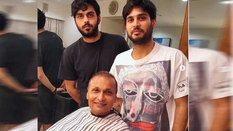 अनिल अंबानी शराब को हाथ नहीं लगाते
अनिल अंबानी की सबसे अच्छी आदत है कि वे शराब को हाथ तक नहीं लगाते। आम तौर पर बड़े उद्योगपति पार्टियों में शराब जरूर पी लेते हैं। लेकिन अनिल अंबानी इस मामले में काफी सख्त हैं। ने न तो शराब पीते हैं और न ही स्मोकिंग करते हैं। किसी भी बुरी आदत से वे पूरी तरह दूर हैं।