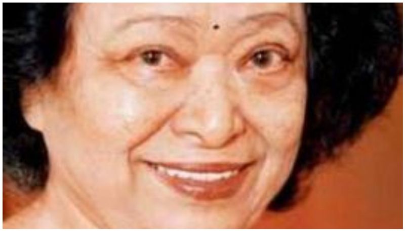 ആറാം വയസ്സിൽ മൈസൂർ സർവ്വകലാശാലയിൽ തന്റെ ശരവേഗത്തിലുള്ള കണക്കുകൂട്ടൽ കഴിവും ഓർമ്മശക്തിയും പ്രദർശിപ്പിച്ചാണ് ശകുന്തള ദേവി കയ്യടി നേടുന്നത്. എട്ടാം വയസ്സിൽ തമിഴ്നാട്ടിലെ അണ്ണാമല സർവ്വകലാശാലയിലും ഇത് ആവർത്തിച്ചു. 1977-ൽ അമേരിക്കയിലെ ഡള്ളാസിൽ കമ്പ്യൂട്ടറുമായി ക്യൂബ് റൂട്ട് മത്സരത്തിലേർപ്പെട്ട ശകുന്തളാദേവി അമ്പതു സെക്കൻഡിനകമാണ് ഉത്തരം നൽകിയത്. 201 അക്ക സംഖ്യയുടെ 23-ആം വർഗ്ഗമൂലം ശകുന്തളാ ദേവി മനക്കണക്കിലൂടെ കണ്ടെത്തി. 1980 ജൂൺ 13 നു ലണ്ടനിലെ ഇമ്പീരിയൽ കോളേജിലും ശകുന്തള ദേവി തന്റെ പ്രതിഭ വ്യക്തമാക്കി. ശകുന്തളാ ദേവിക്ക് മുമ്പാകെ അവിടുത്തെ കമ്പ്യൂട്ടർ രണ്ടു പതിമൂന്നക്ക സംഖ്യകൾ നിർദ്ദേശിച്ചു. 7,686,369,774,870, 2,465,099,745,779 എന്നിങ്ങനെ. ഇവയുടെ ഗുണനഫലം മനക്കണക്കിലൂടെ കണ്ടെത്താനായിരുന്നു ശകുന്തളാ ദേവിയോട് ആവശ്യപ്പെട്ടത്. ഇരുപത്തിയെട്ടു സെക്കന്റുകൾ കൊണ്ട് 18,947,668,177,995,426,462,773,730 എന്ന ശരിയുത്തരത്തിലേയ്ക്ക് ശകുന്തള ദേവി എത്തി. ഇത് ഗിന്നസ് ബുക്കിലും ഇടംനേടിയിട്ടുണ്ട്. ഗണിതം, ജ്യോതിശാസ്ത്രം സംബന്ധമായ നിരവധി പുസ്തകങ്ങളും ശകുന്തള ദേവി എഴുതിയിട്ടുണ്ട്.
