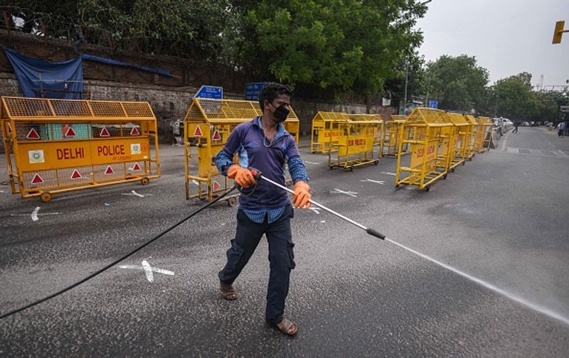 प्रोफेसर के श्रीनाथ रेड्डी ने कहा कि क्योंकि अगर हम उन लोगों में प्रसार को देखते हैं जिन्होंने कहीं की यात्रा नहीं की या किसी संक्रमित के संपर्क में नहीं आाए, तो निश्चित तौर पर ऐसे कई मामले सामने आए हैं।
