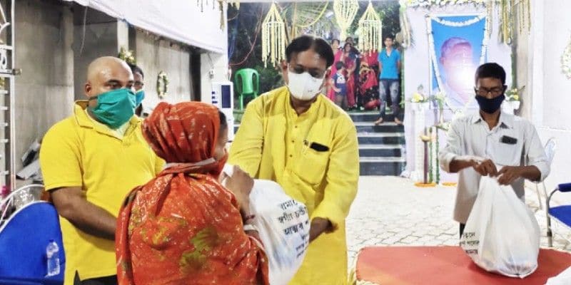 করোনা আতঙ্ক, দীর্ঘমেয়াদি লকডাউনে দুর্ভোগও বাড়ছে আমজনতার। রুটি-রুজির সমস্যায় জেরবার সাধারণ মানুষ। খাবারও জুটছে না অনেকের।