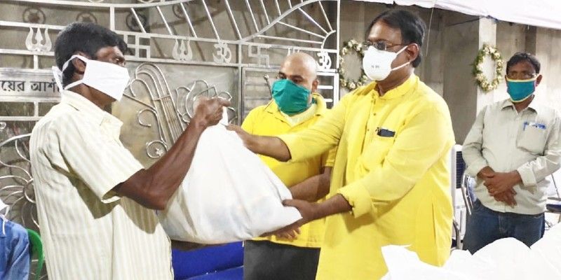 নিয়ম মেনে বৃহস্পতি ও শুক্রবার বাড়িতে বাবার শ্রাদ্ধানুষ্ঠানের আয়োজন করেছিলেন সুকান্ত ও তাঁর পরিবারের লোকেরা।