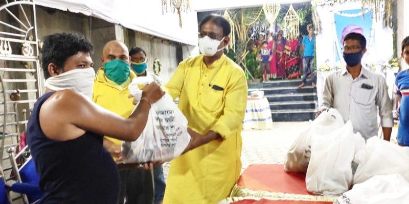 করোনা সতর্কতায় এখন জমায়েতের উপর নিষেধাজ্ঞা জারি করেছে প্রশাসন। 'লোক খাওয়ানো'র আনুষ্ঠানিক বাদ রাখা হয়। বদলে এলাকার দুঃস্থ মানুষদের খাদ্যসামগ্রী বিলি করার সিদ্ধান্ত নেন পঞ্চায়েত সমিতির সভাপতি।