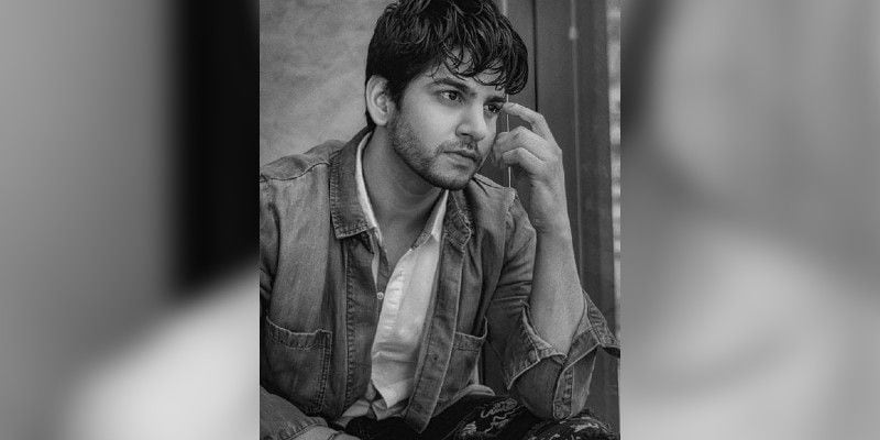 কৃষ বিনোদন জগতে এখনও তেমন পরিচিতি বানাতে পারেননি তাই তাঁর বাবার নাম ধরেই এগিয়ে যেতে হচ্ছে তাঁকে।