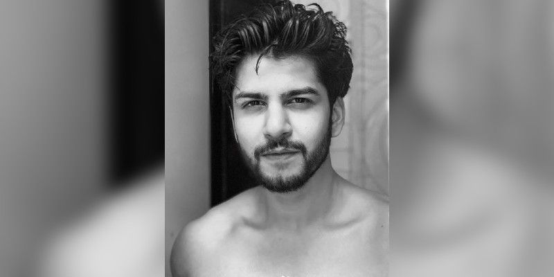 তাঁর প্রেমিকা আছে কিনা সেই নিয়েও শুরু হয়ে গিয়েছে সাইবার স্টকিং। ব্যক্তিগত জীবন নিয়ে সমস্ত তথ্য পেতে আগ্রহী মহিলা-ভক্তরা।