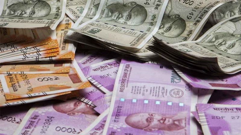 इस योजना का यदी आप लाभ लेते हैं तो इसके लिए मई के अंत में आपके बैंक अकाउंट में बैलेंस रहना जरूरी है। अगर बैलेंस नहीं है तो फिर फॉलिसी रद्द हो जाएगी। (प्रतीकात्मक फोटो)
