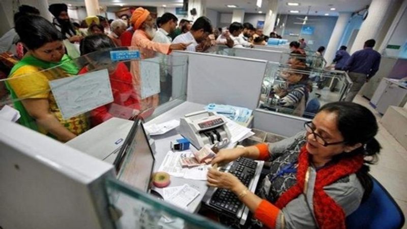 पर्याप्त बैलेंस के अभाव में या बैंक अकाउंट बंद होने की स्थिति में पॉलिसी खत्म हो जाएगी। साथ ही इस योजना से किसी एक ही बैंक अकाउंट को जोड़ा जा सकता है। अगर आप एक बार प्रीमियम जमा नहीं करवा पाते हैं तो फिर से पॉलिसी को रिन्यू नहीं कराया जा सकता। (प्रतीकात्मक फोटो)