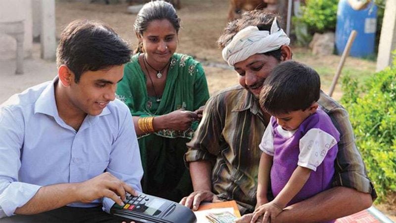 PMSBY scheme के तहत पॉलिसी लेने के लिए किसी भी बैंक की किसी भी शाखा में जाकर आप PMSBY scheme के तहत बीमा पॉलिसी के लिए आवेदन कर सकते हैं। साथ ही बैंक मित्र भी PMSBY को घर-घर पहुंचा रहे हैं। बीमा एजेंट से भी इसके लिए संपर्क किया जा सकता है। और सरकारी बीमा कंपनियां और कई निजी इंश्योरेंस कंपनियां भी यह प्लान बेचती हैं। (प्रतीकात्मक फोटो)
