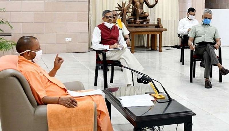 आरएसएस के भारतीय मजदूर संघ ने नए श्रम कानून को मजदूर विरोधी बताया था। साथ ही संगठन ने सरकार के इस फैसले के खिलाफ प्रदर्शन करने की धमकी दी थी।