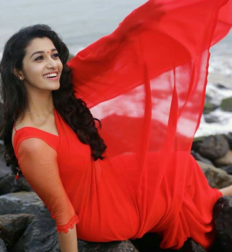 நாள் ஆக நாளாக ஏறி கொண்டே போகும் அழகு.... பிரியா பவானிஷங்கரின் கியூட் போட்டோ கேலரி !!