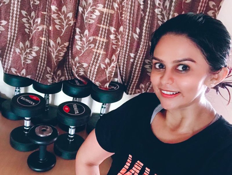 वो अपनी फिटनेस को लेकर भी काफी जागरूक रहती हैं रोजाना जिम में घंटों पसीना बहाती हैं और सोशल मीडिया पर फोटो अपलोड करके फनी कैप्शन भी लिखती हैं। 