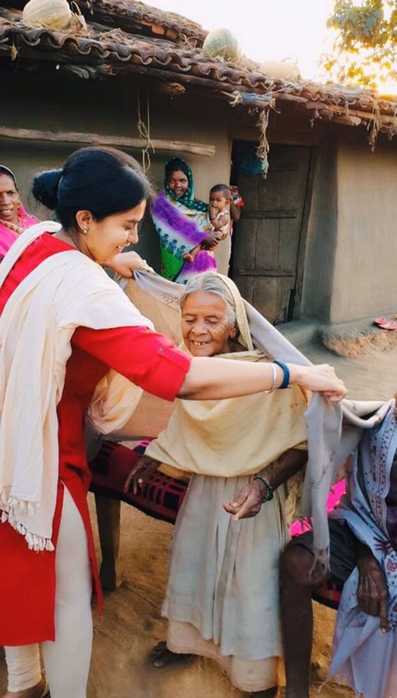 ब्यूरोक्रेसी में एक बात कही जाती है- "अगर कोई आईएएस इनोवेशन नहीं करता...कुछ नया नहीं करता....लीक पर चल रहे सिस्टम को बदलने की कोशिश नहीं करता तो उसमें और किसी बाबू (क्लर्क) में कोई फर्क नहीं है।" मगर प्रियंका शुक्ला देश की उन चुनिंदा आईएएस अफसरों में शुमार हैं, जो अपने इनोवेशन के लिए जानीं जातीं हैं।