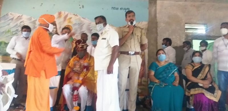 ಸರ್ಕಾರಿ ನೌಕರರು ತಮ್ಮ ತಮ್ಮ ಜವಾಬ್ದಾರಿಯನ್ನು ನಿರ್ವಹಿಸುತ್ತಿರುವುದರಿಂದ ಕೊರೋನಾ ಹಿಡಿತದಲ್ಲಿದೆ