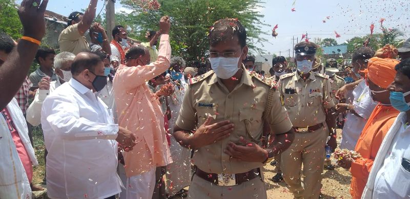 ದಾರಿ ಮಧ್ಯೆ ಎರಡೂ ಬದಿಗೂ ನಿಂತಿದ್ದ ಬಳ್ಳಾರಿ ಸಂಸದ ವೈ. ದೇವೇಂದ್ರಪ್ಪ, ಜಗಳೂರು ಶಾಸಕ ಎಸ್.ವಿ. ರಾಮಚಂದ್ರಪ್ಪ, ಸ್ವತಃ ಕೋಲಶಾಂತೇಶ್ವರ ಶ್ರೀಗಳು ಹಾಗೂ ಸಾರ್ವಜನಿಕರು ಸಾಲಾಗಿ ನಿಂತು ಅವರ ಮೇಲೆ ಹೂ ಮಳೆ ಸುರಿಸಿ ಭವ್ಯ ಸ್ವಾಗತ ನೀಡಿದರು.