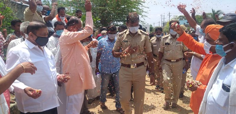 ಕೊರೊನಾ ಎಲ್ಲಾ ರಂಗಕ್ಕೂ ಪೆಟ್ಟು ಕೊಟ್ಟಿದೆ, ನಿಮ್ಮ ಮೇಲೆ ದಾಳಿಯಾದರೂ ಲೆಕ್ಕಿಸದೆ ಸೇವೆಯಲ್ಲಿ ಇದ್ದೀರಿ. ವಾರಿಯರ್ಸ್ಗಳು ತಮ್ಮ ಜೀವವನ್ನು ಪಣಕ್ಕಿಟ್ಟು ಸೇವೆಸಲ್ಲಿಸುತಿದ್ದೀರಿ. ನಿಮ್ಮ ಸೇವೆ ದೊಡ್ಡದು ಎಂದ ಶ್ರೀ ಶಾಂತಲಿಂಗ ದೇಶಿಕೇಂದ್ರ ಮಹಾಸ್ವಾಮಿಗಳು 